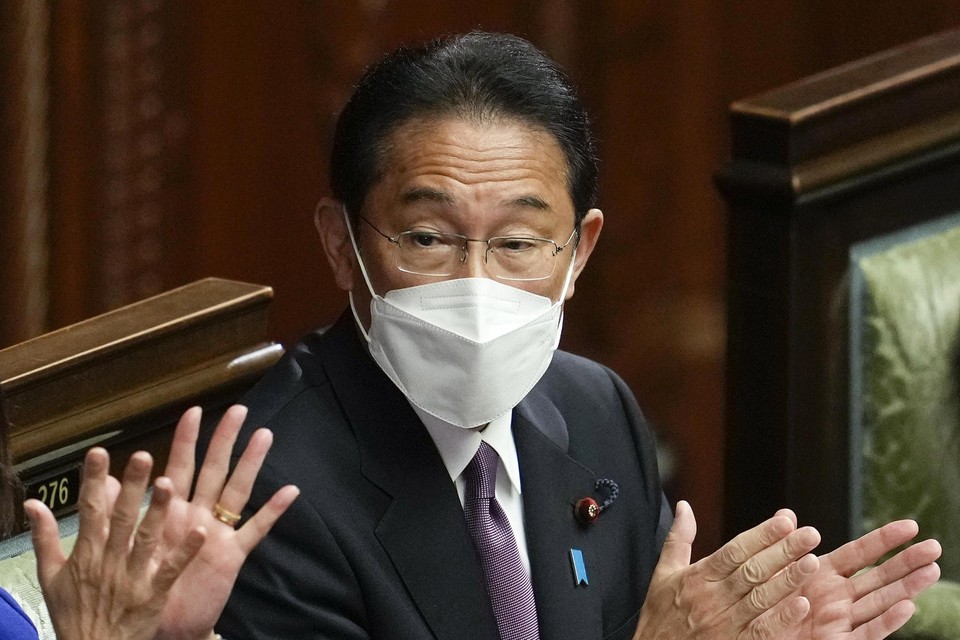 De nieuwe Japanse premier Fumio Kishida in het parlement 