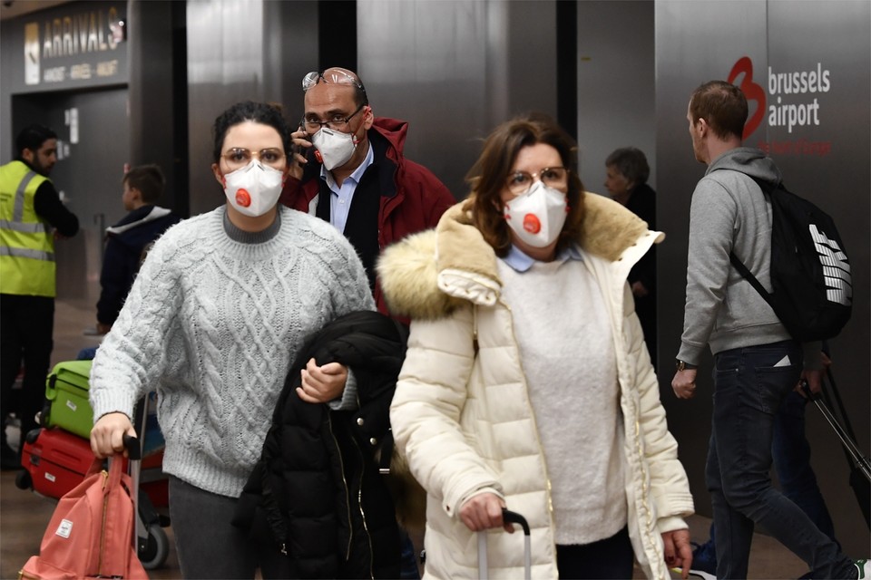Mensen dragen maskers op Brussels Airport 