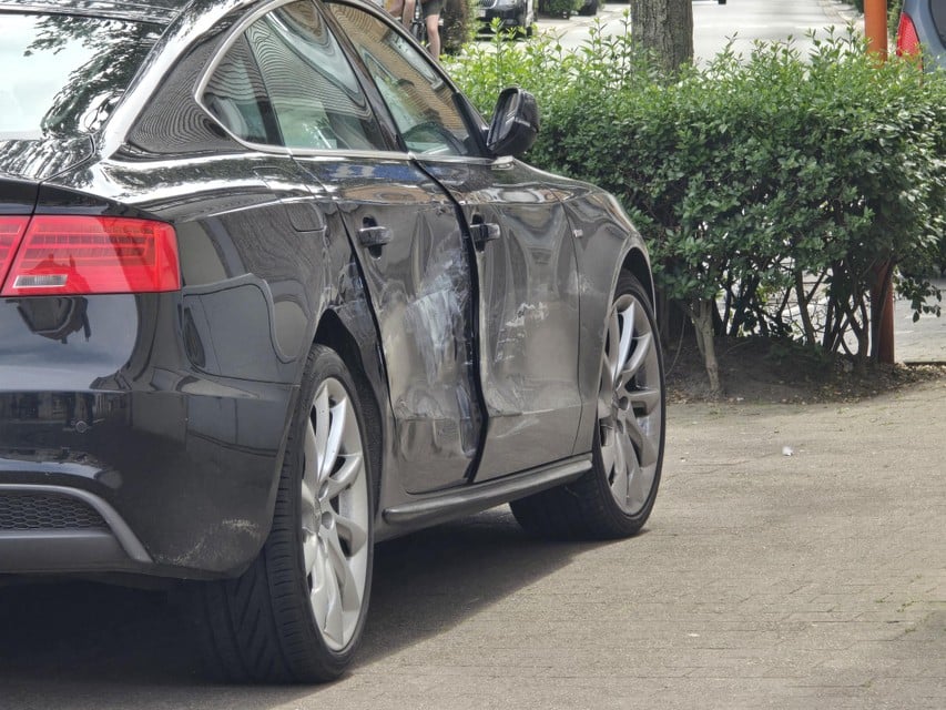 The police inspector's car suffered a lot of damage.