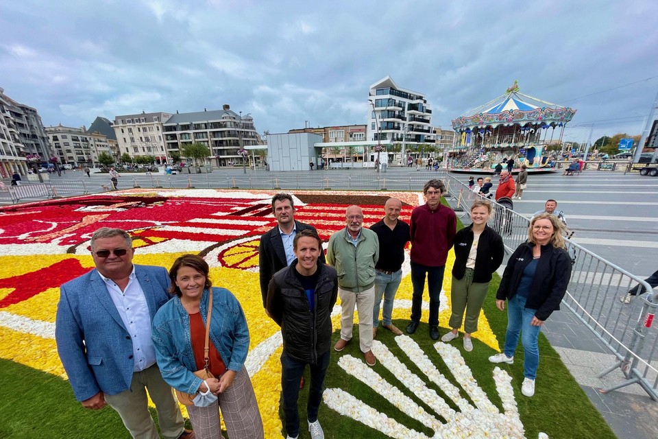 De organisatoren en bloemenleggers gaven het kersvers stadsbestuur alvast een rondleiding.