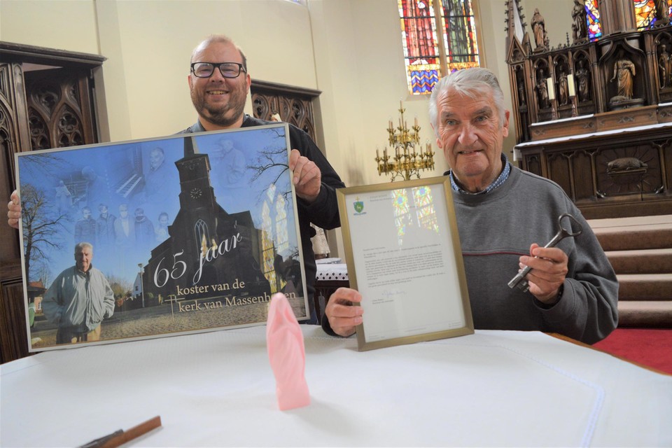 Koster-organist Louis Van Luyten met de bedankbrief van de bisschop en de grote kerksleutel, terwijl links Kevin Verboven met zijn fotocollage staat. Vooraan het speciaal Mariabeeldje, dat wel op een snoepje lijkt, maar van gips is. 