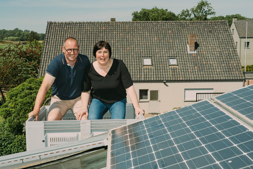 Stefaan en Nele van akkerbouwbedrijf Van Elven bij hun zonnepanelen. 