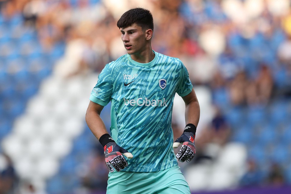 Mike Penders in action for Genk.