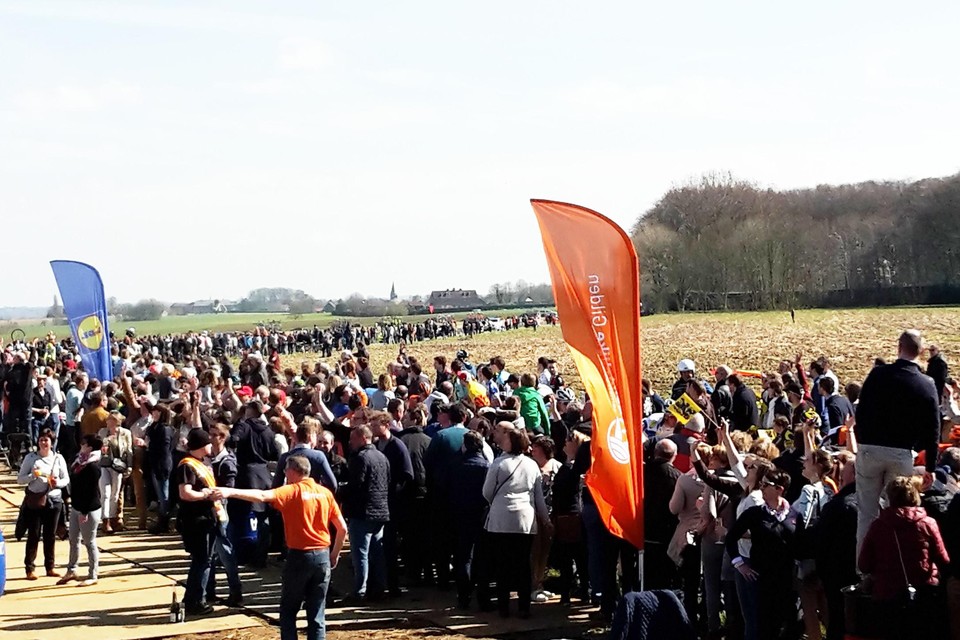 De doortocht van de Ronde van Vlaanderen op de kasseien van de Huisepontweg lokt telkens een massa toeschouwers.