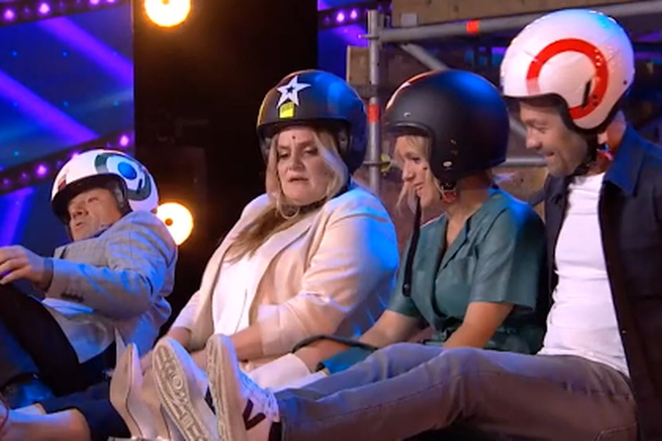 Gehelmd worden Bart Peeters, Ruth Beeckmans, An Lemmens en Davy Parmentier een obstakel voor een motorstunt.