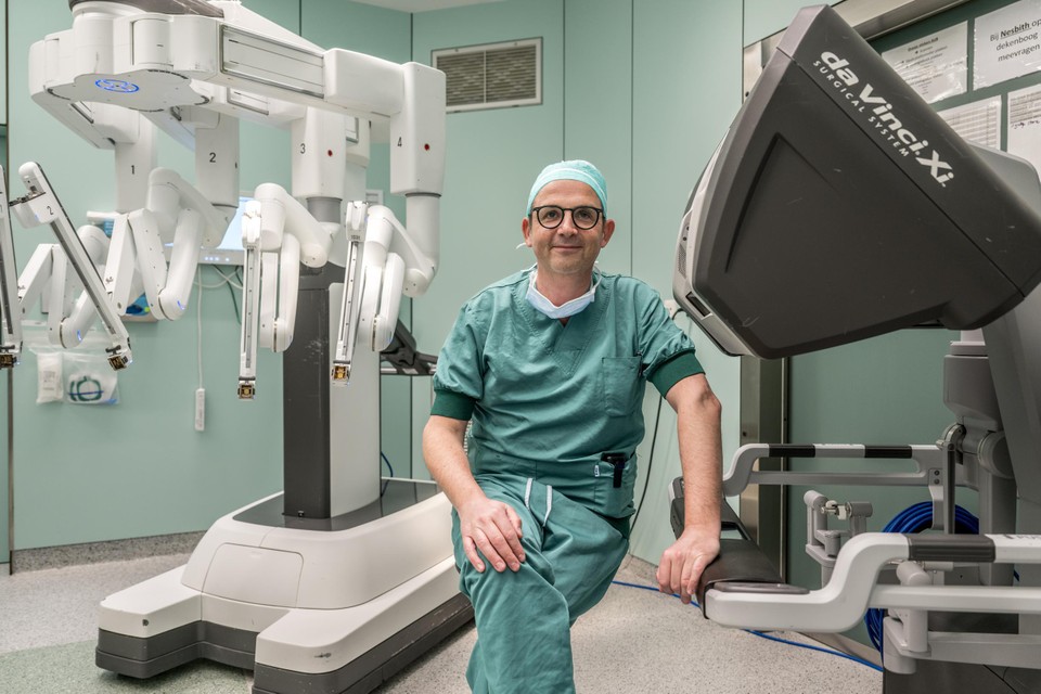 Uroloog dr. Bernard Bynens van het ZOL stond aan de wieg van de robotchirurgie in Limburg.