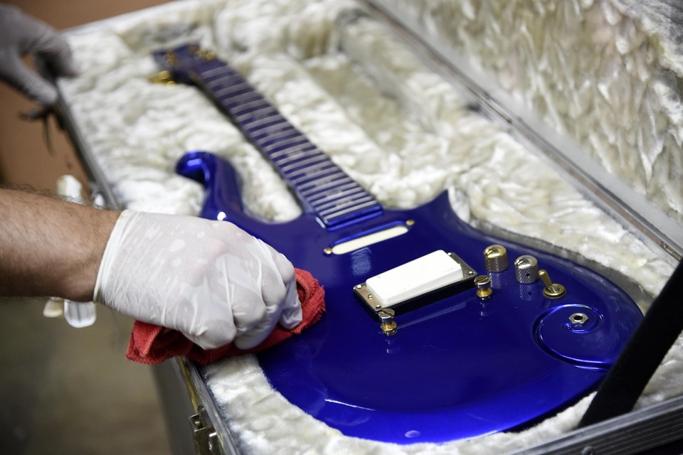 Een 1994 Blue Cloud Guitar, één van de typische gitaren van Prince, werd afgelopen weekend geveild voor 281.250 dollar. 