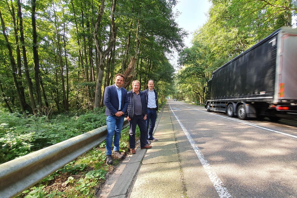 Burgemeester Goossens, schepen Vanmierlo en schepen Nelis ter hoogte van de Abeekvallei.