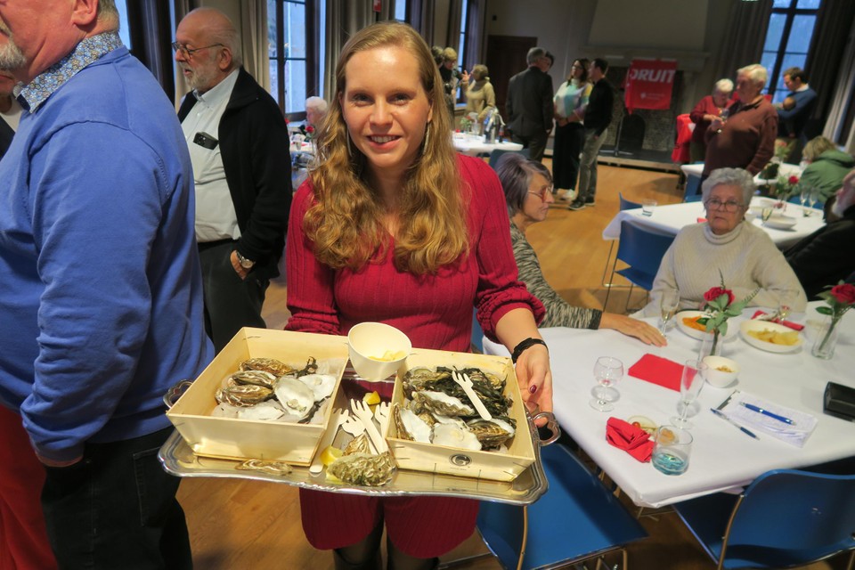 Het jonge politieke talent Axelle Stoffels, met een schaal oesters op de receptie van haar partij Vooruit.