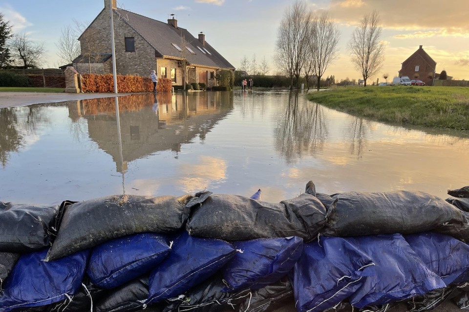 De dam van zandzakjes in Stavele.