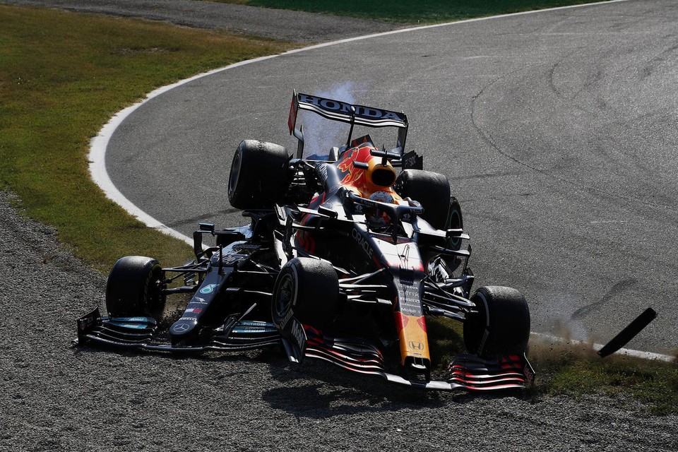 Lewis Hamilton en Max Verstappen crashen tijdens de GP van Italië
