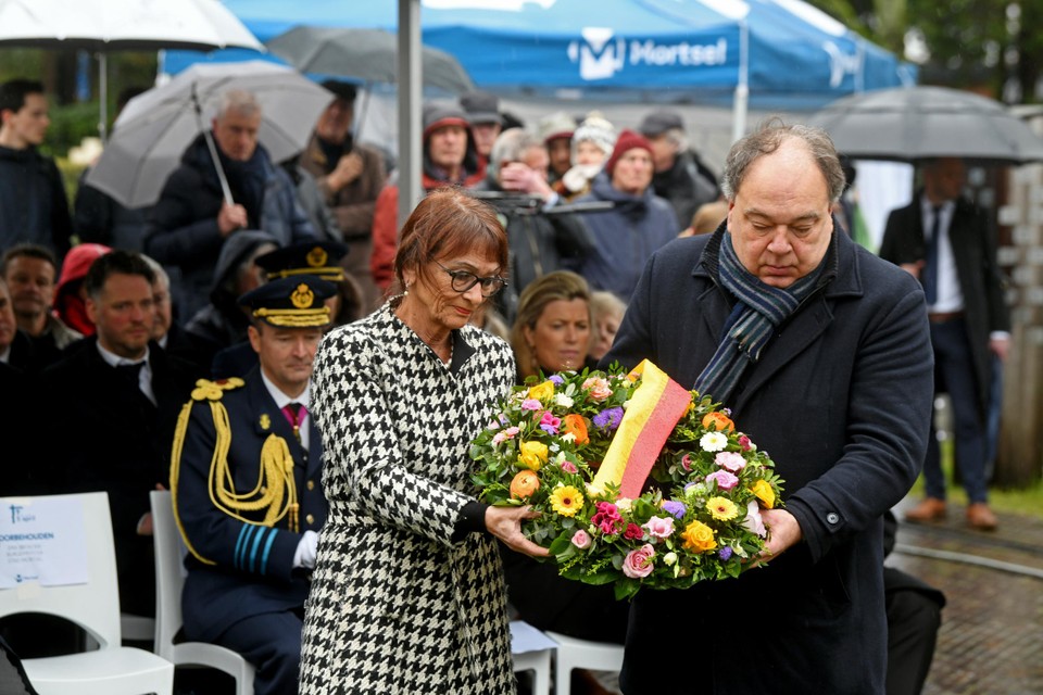 Voormalig burgemeester van Mortsel Ingrid Pira en huidig burgemeester Erik Broeckx.