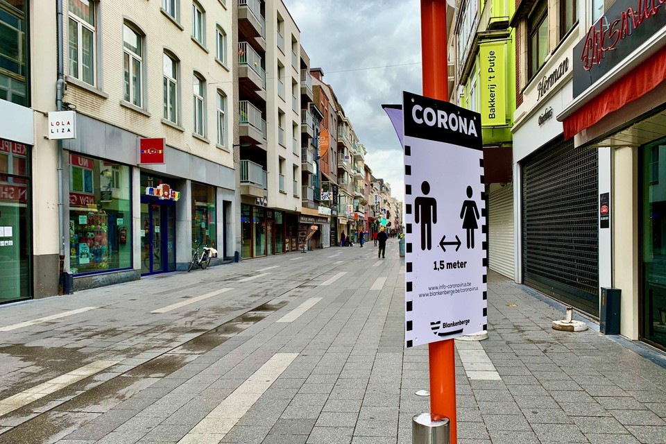 In de straten van Blankenberge staan waarschuwingsborden om de nodige afstand te bewaren. 