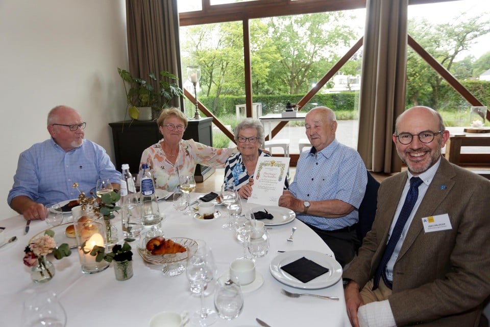 Pierre Somers en Irène Verschueren gezellig aan tafel met districtsburgemeester Koen Palinckx, dochter Monique en schoonzoon Jan.