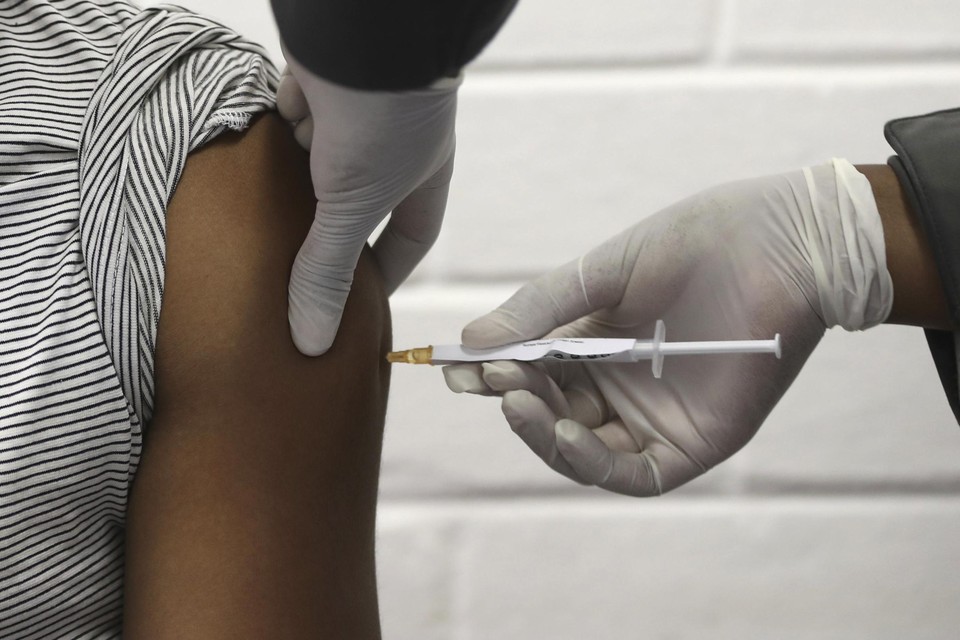 De universiteit van Oxford en de Brits-Zweedse farmareus AstraZeneca hebben aangekondigd dat hun vaccin 70 procent effectief is.  