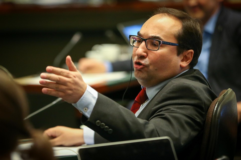 PS-fractieleider Ahmed Laaouej heeft geen zin om in de slipstream van het Vlaams Parlement ook in de Kamer de ziekteregeling van de volksvertegenwoordigers aan te passen.
