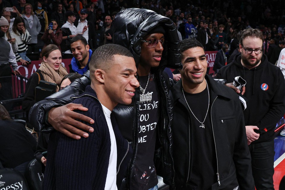 Mbappé and Hakimi pose with Sauce Gardner of the New York Nets. 