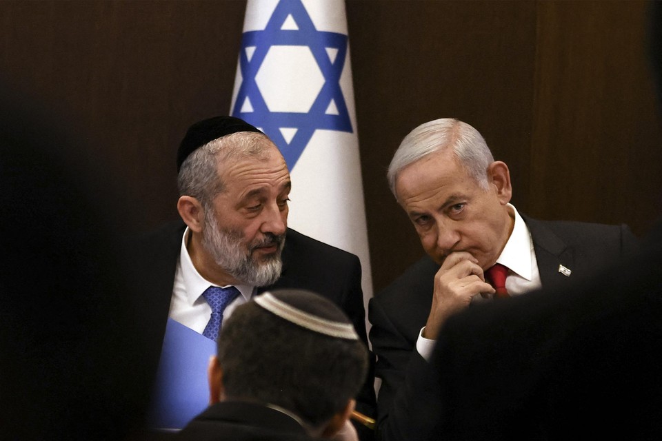 Aryeh Deri  (L) en Benjamin Netanyahu (R)