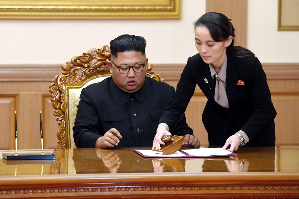 Staatsmedia verspreidden verklaringen van Kim Yo-jong, hier met haar broer Kim Jong-un.  