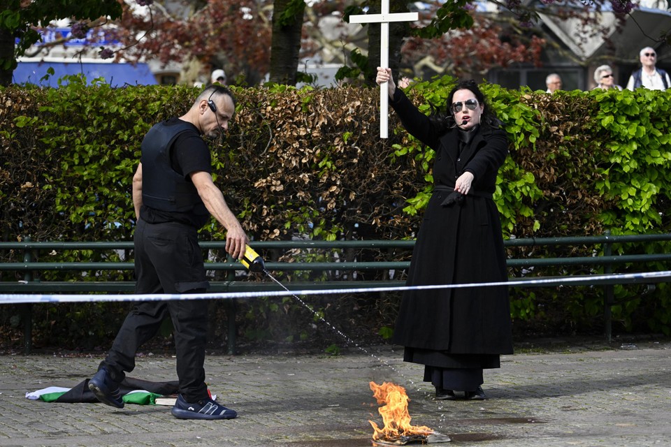 Vrijdag nog staken een man en een vrouw een Koran en een Palestijnse vlag in brand, op een steenworp van de Malmö Arena.