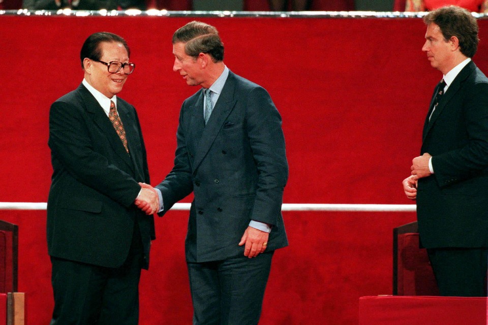 1 juli 1997: Chinees president Jiang Zemin schudt de hand van prins Charles na de overdracht van Hongkong aan China. Brits premier Tony Blair kijkt toe.  