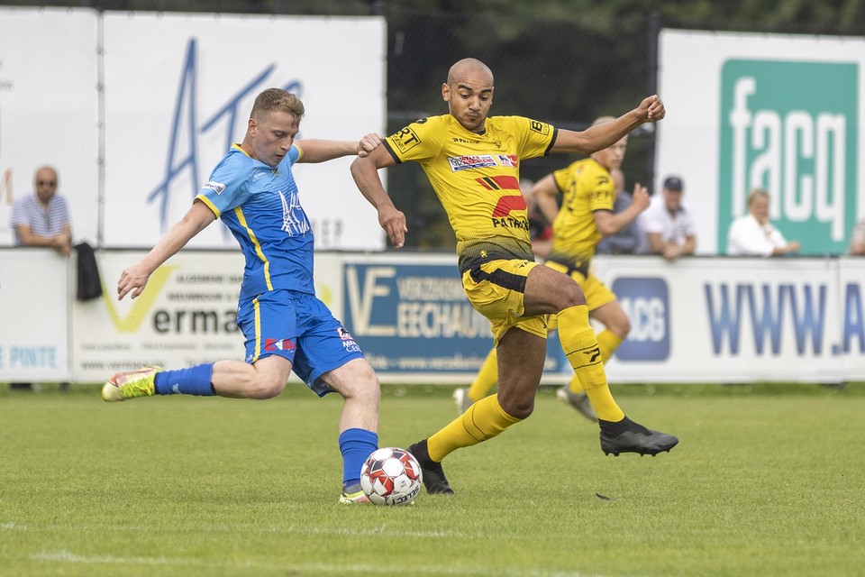 Merelbeke - Oudenaarde: Robbie Ringoed is bezoeker Mingiedi M’Pembele te snel af.