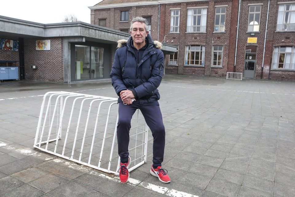 Tony De Bel is de enige nog beschikbare leraar van basisschool De Leiebloem.  