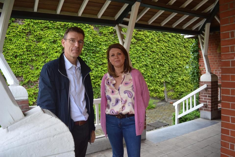 Eigenaar Piet Dermaux en Saskia Desmet van BiX estate onder het charmante houten afdak van de villa. 