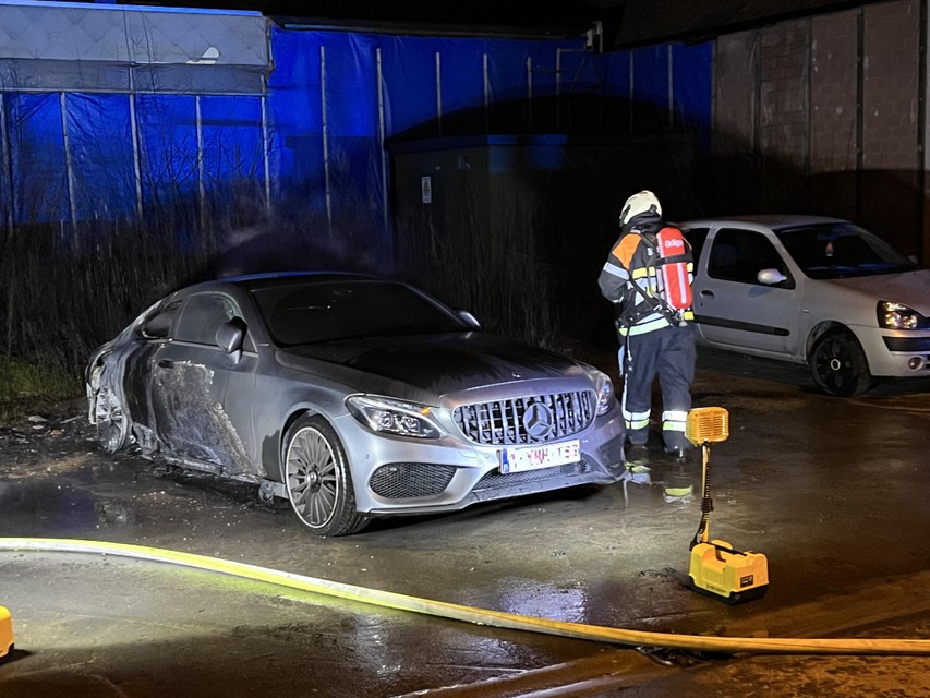 De Mercedes van een 26-jarige vrouw werd in brand gestoken op Koer Vanthuyne.