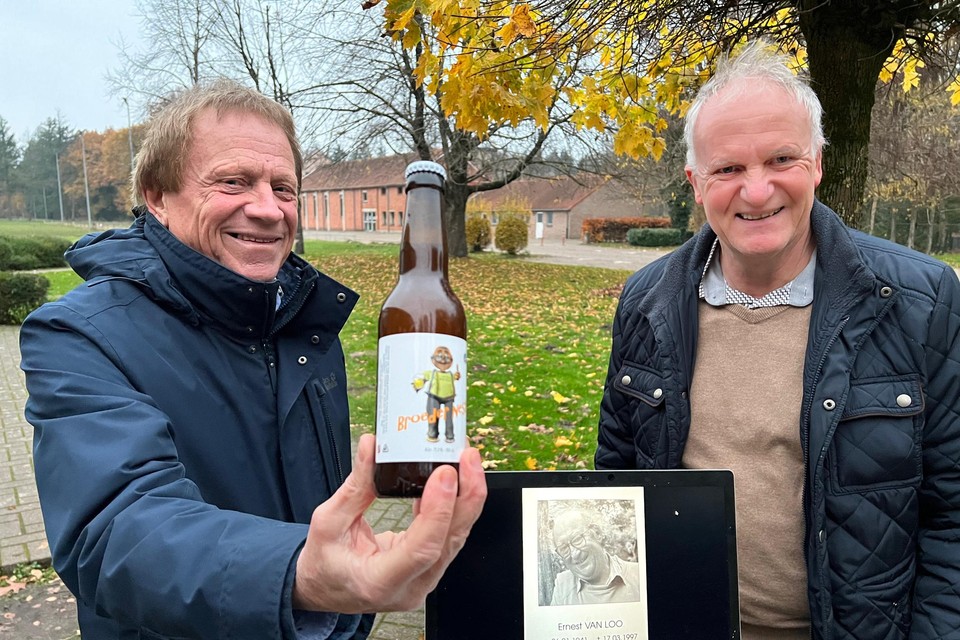 Brouwer Frans Clijmans en Rudi Boelen, voorzitter van het Sint Jozefinstituut, met het bier Broeder Nest dat de leerlingen vanaf januari gaan brouwen. 