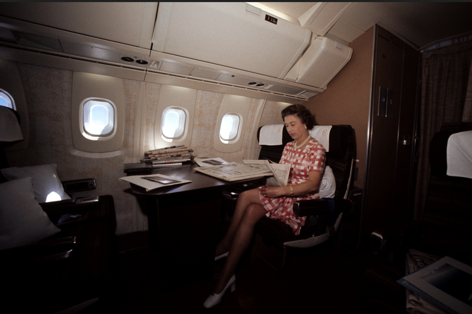 Na haar rondreis in Canada vliegt koningin Elizabeth met de Concorde terug naar Europa. 