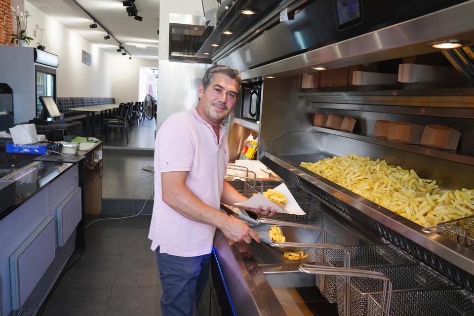 Birol Yuksel (43) bakt zijn frieten in plantaardige olie: “Zo krijg je krokante frieten die vol van smaak zijn.” 