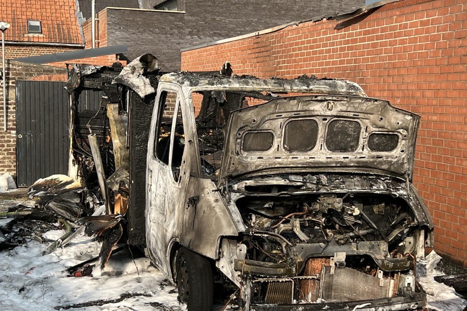 Stephen (34) sees recently sold mobile home of deceased father suddenly burned out: « The buyer would arrive five minutes later » (Zedelgem)
