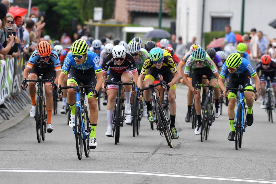 Nolan Huysmans (midden, met witte helm) spurt naar plaats 5.