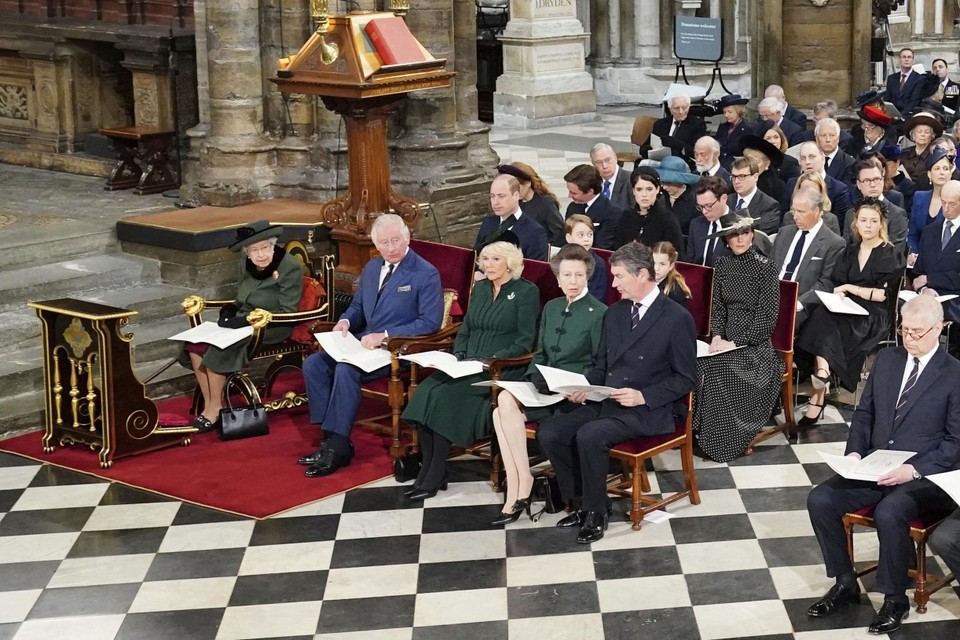 De Queen naast haar oudste zoon, prins Charles, en Camilla. Daarnaast prinses Anne en haar echtgenoot.  