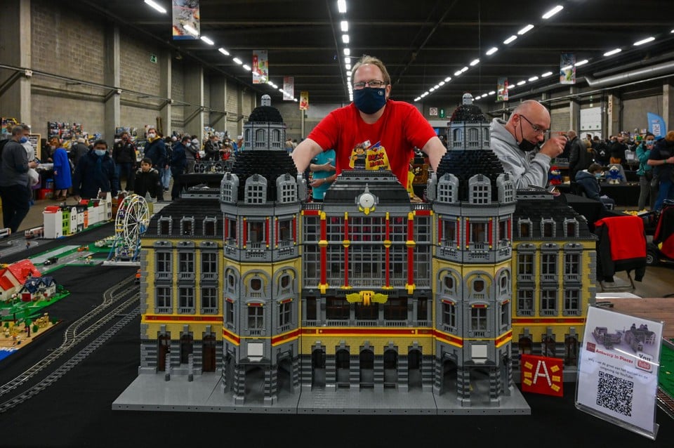 Brick Mania in November 2021, Central Station.  The builder is working on the rest of the Statiewijk. 