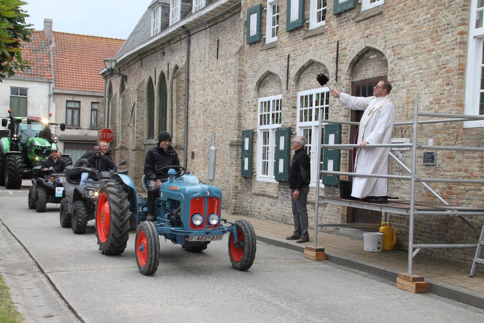 De feestcommissie van Lo mocht zondag tachtig tractoren verwelkomen op de rondrit en wijding.