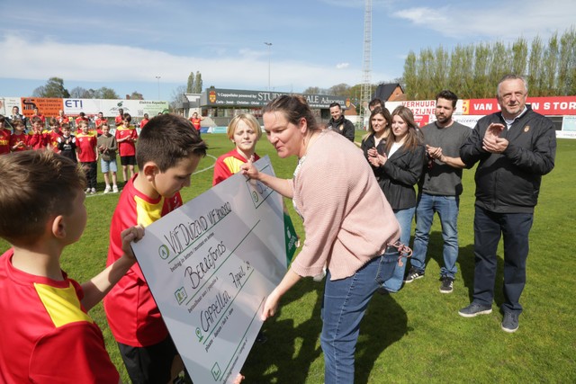 FC Cappellen Bedankt Berrefonds Met Cheque Van 5.500 Na Overlijden Van ...