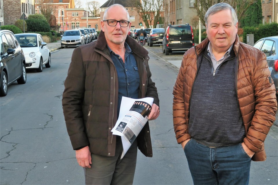 De initiatiefnemers van de petitie in hun Fortveldstraat:Gust Smits en Eddy Geerinckx: “Ruim drie keer meer verkeer door onze straat.”   