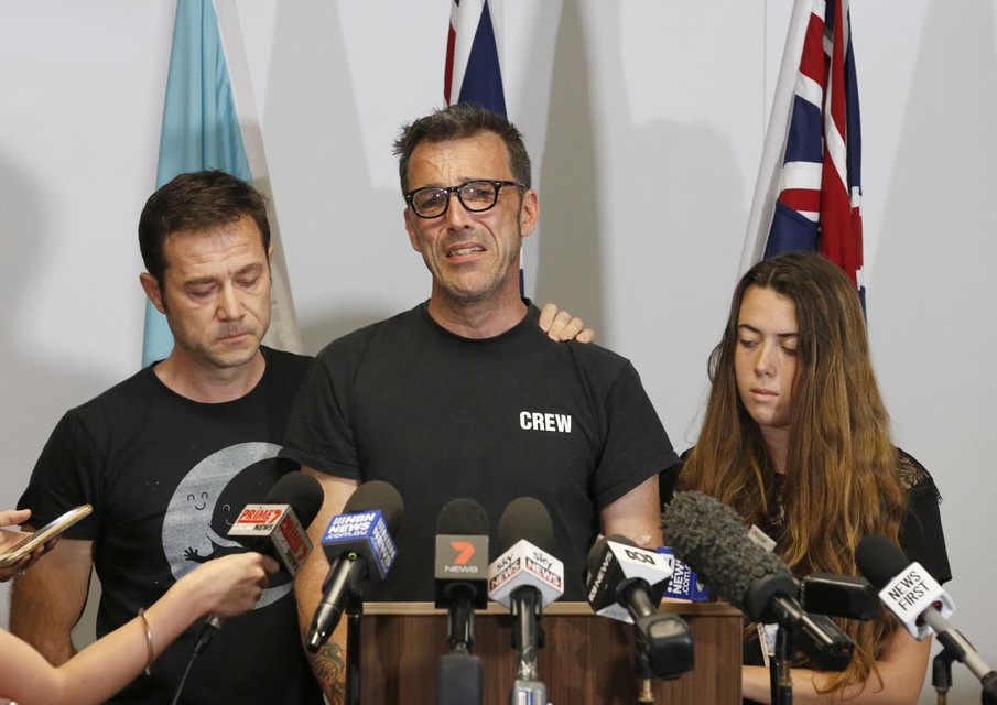 Laurent Hayez (midden) op een persconferentie kort na de verdwijning van zijn zoon, bijgestaan door Théo’s peter en nicht, die in Australië wonen.  