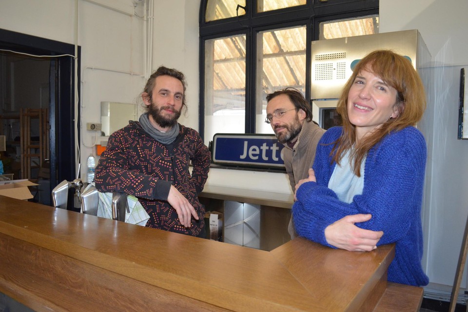 Kevin Deruyver, Edoardo Luppari en Giulia Sugranyes zijn nog volop in de weer in het stationsgebouw van Jette.