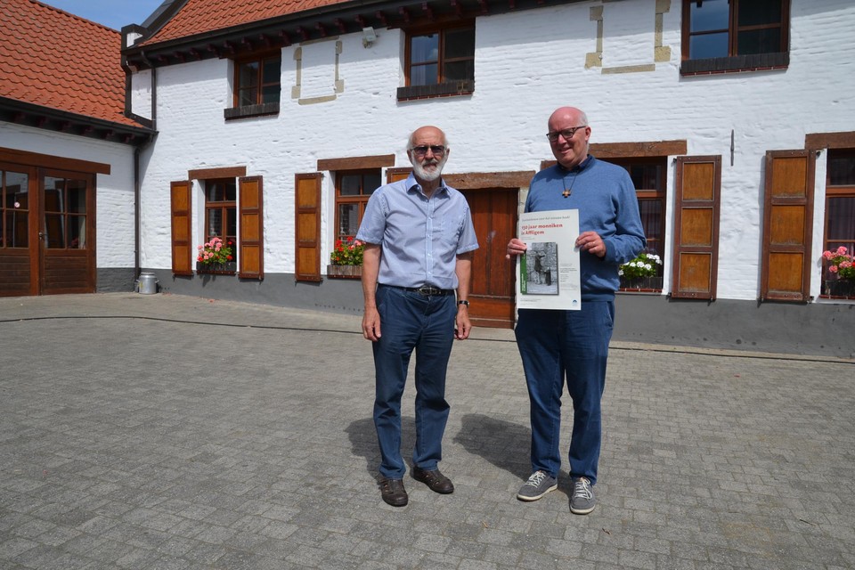 Frank Teirlinck (met affiche) en Ben Vermoesen zijn wandelende encyclopedieën als het over de geschiedenis van de abdij in Affligem gaat. 