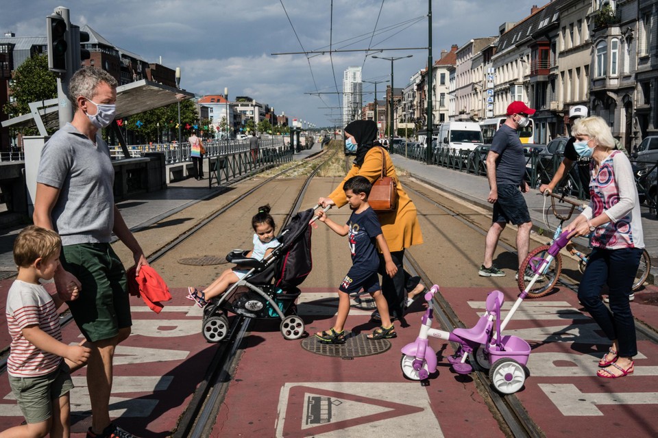 Een tramlijn op de grens van Brussel-stad en Molenbeek. De besmettingscijfers in de hoofdstad benaderen die van Madrid. 