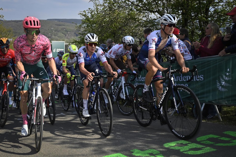Mauri Vansevenant (rechts) voelt zich in zijn sas als de weg oploopt en is daarvoor in de Giro op de juiste plaats.