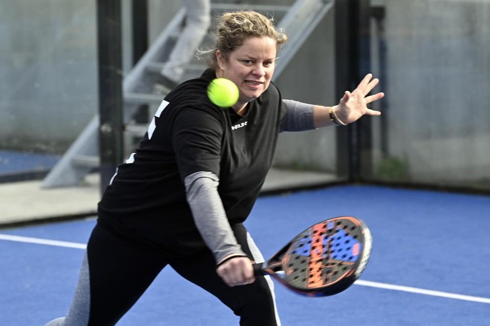 Uit onderzoek blijkt dat een op drie padelterreinen onbetaald wordt gebruikt. Kim Clijsters wil daar komaf mee maken, aan de hand van Pablo: een bewakingssysteem met gezichtsherkenning.