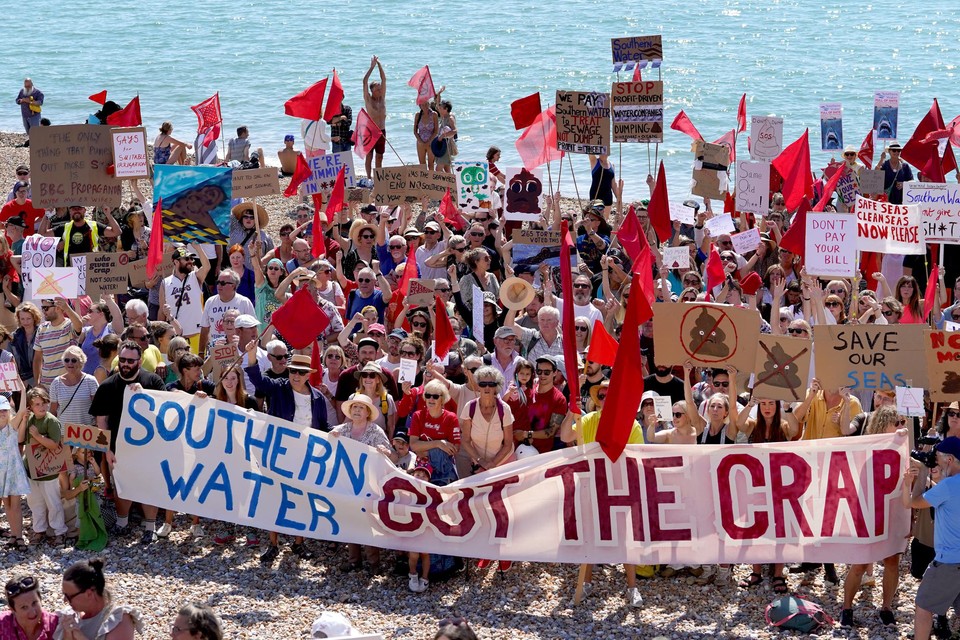 Protest op een van de stranden van de zuidelijke regio Sussex.  