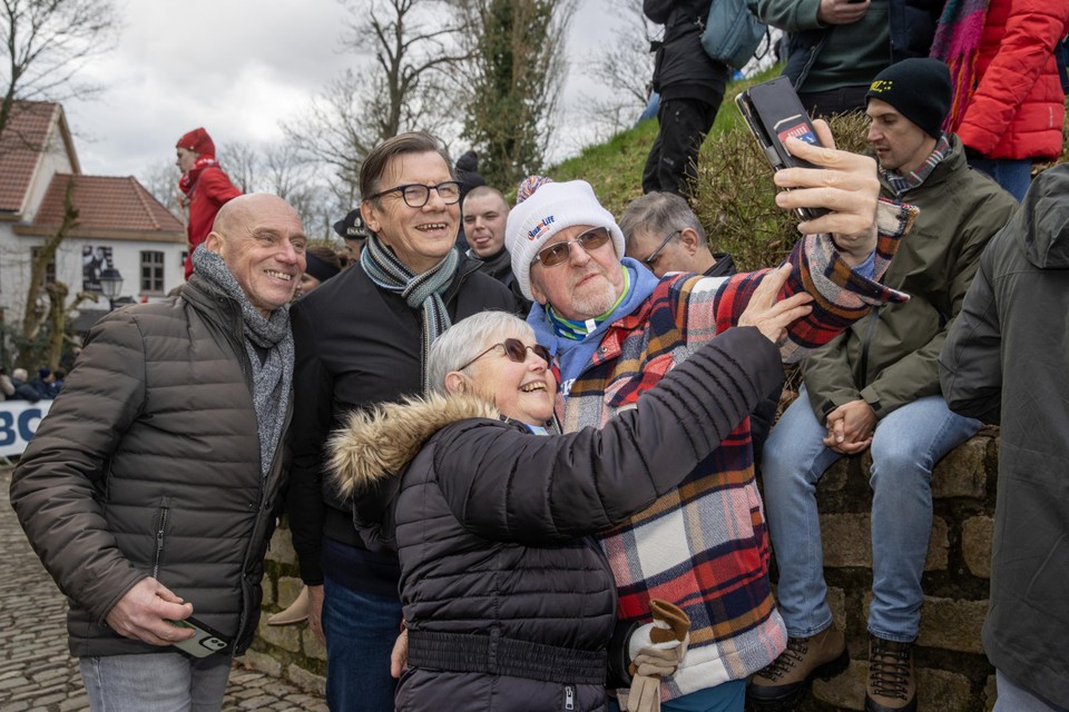 Inwoners van Geraardsbergen vragen om een selfie met “meneer de burgemeester” op de Muur.