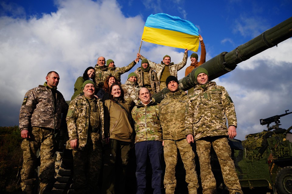 Minister Ben Wallace (midden vooraan) ging onlangs naar een Britse trainingskamp, waar Oekraïense soldaten worden opgeleid.