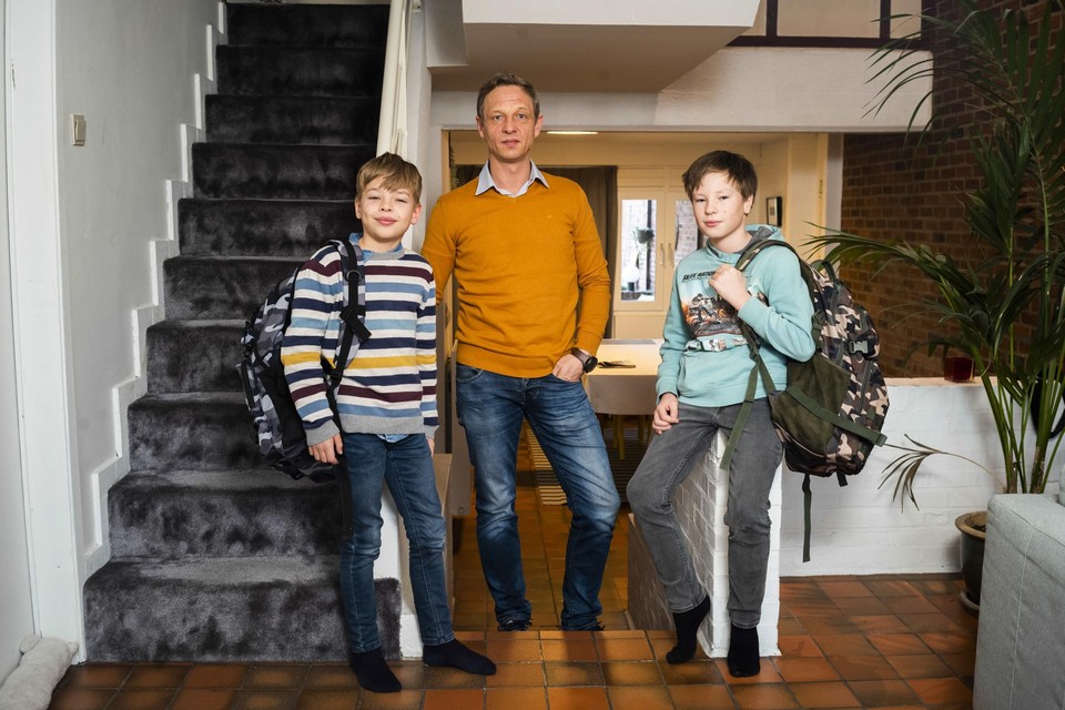 Viktor (12) en Mathieu (10) kunnen eindelijk terug naar school. “Altijd thuiszitten gaat na bijna twee maanden ook vervelen”, zegt hun papa Klaas Geussens.