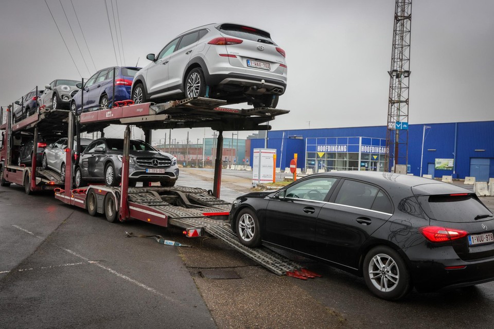 Op de parking van Makro in Deurne worden auto’s gelost die binnen gestockeerd worden.